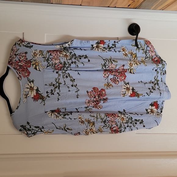 Sleeveless floral blouse - Picture 2 of 2